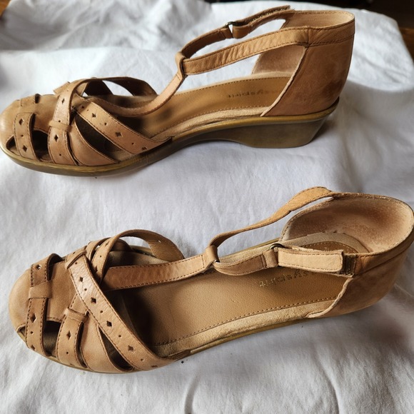 Easy Spirit Shoes - Easy Spirit ESRUCHEL Tan Leather T-Strap Wedge Sandals 8M Perforated Straps